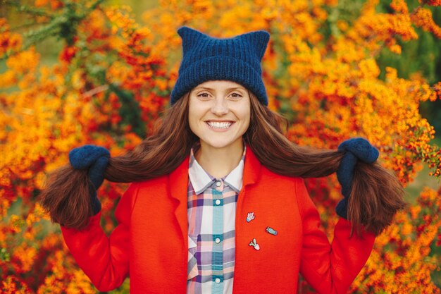 Foto gratuita modelo con elegante gorro de invierno y guantes