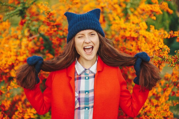 Modelo con elegante gorro de invierno y guantes