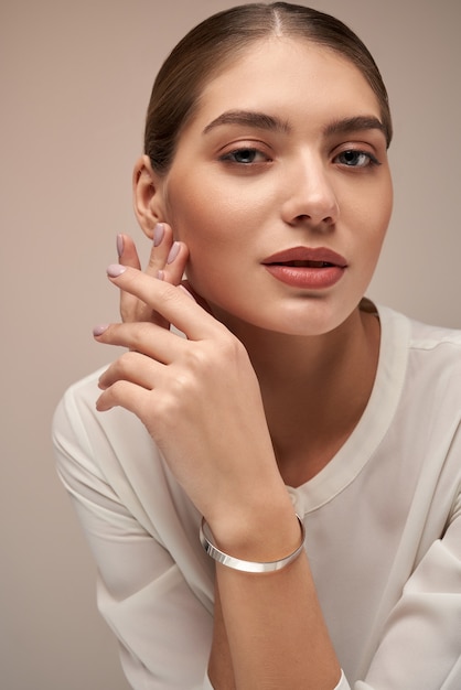 Modelo femenino demostrando pulsera de plata