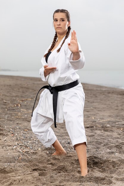 Modelo femenino en entrenamiento de vestuario de karate