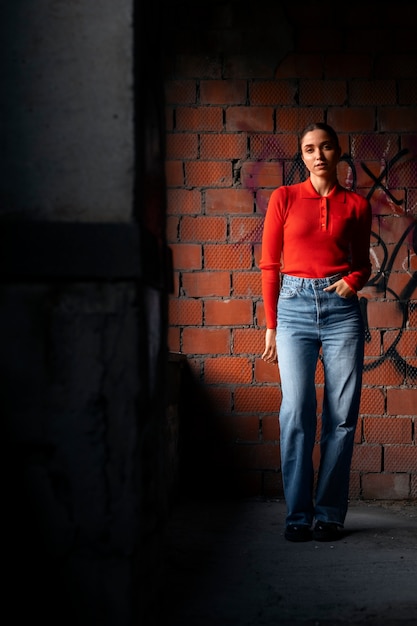 Modelo femenino fotografiado con ambiente grunge durante la exploración urbana