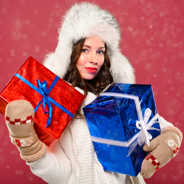 Modelo femenino de invierno con regalos