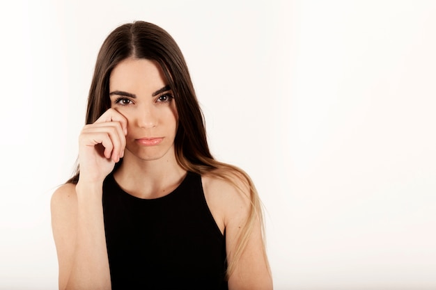 Foto gratuita modelo femenino joven llorando