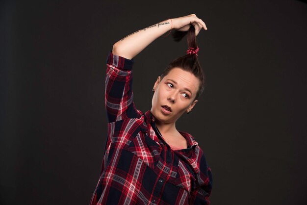 Modelo femenino jugando con su cola de caballo.