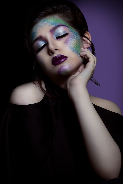 Foto gratuita modelo femenino con maquillaje artístico