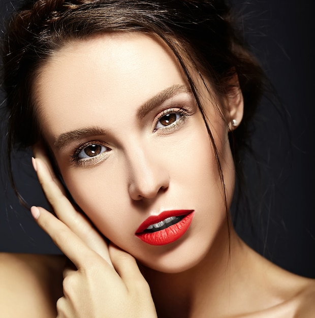 Modelo femenino con maquillaje diario fresco