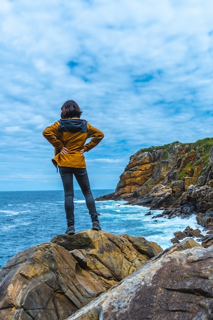 Foto gratuita modelo femenino mirando con satisfacción al hermoso mar