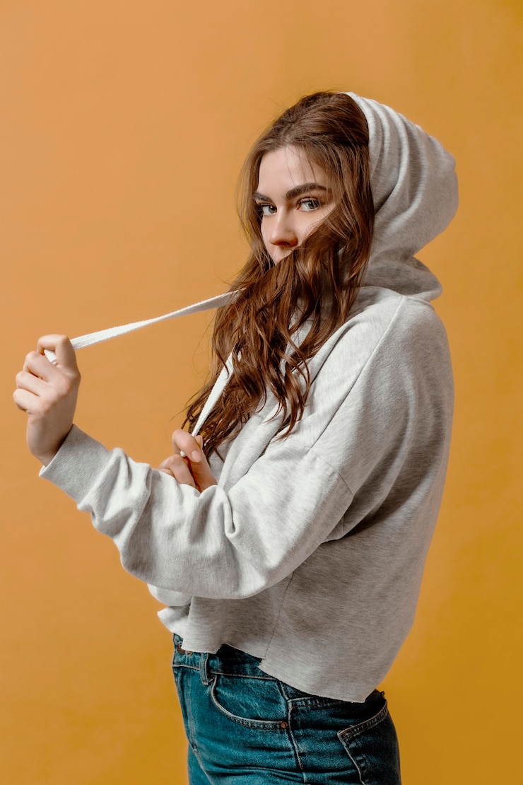 Foto gratuito modelo femenino posando en un estudio.
