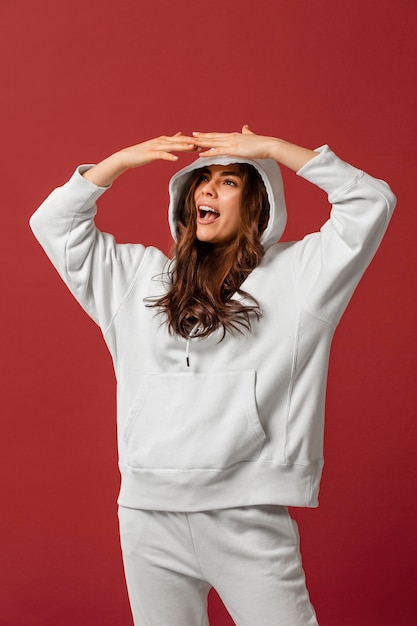 Modelo femenino posando en ropa deportiva