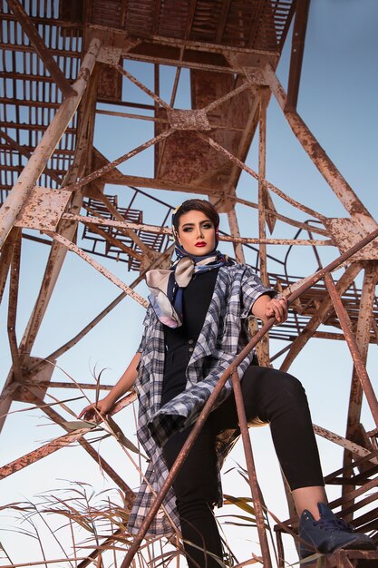 Modelo femenino posando en zona de construcción