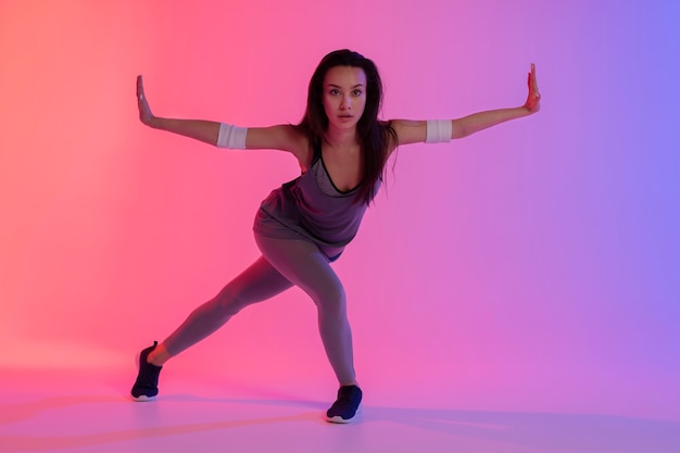 Modelo femenino practicando zumba