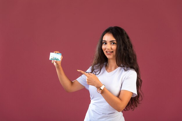 Modelo femenino promocionando un nuevo producto bancario y apuntando a él