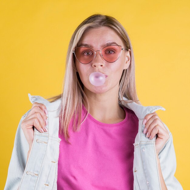 Modelo femenino que sopla chicle