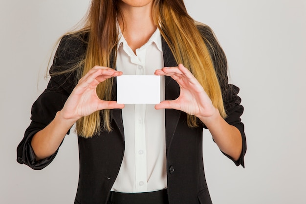 Foto gratuita modelo femenino con tarjeta de negocios