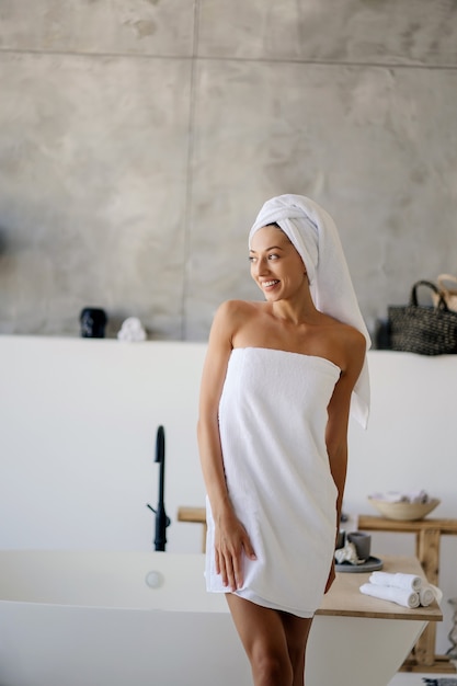 Foto gratuita modelo femenino en toalla blanca. concepto de mujer, belleza e higiene.