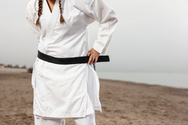 Modelo femenino en traje de karate con cinturón