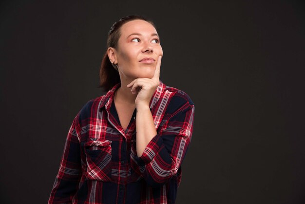 Modelo femenino en trajes de colección otoño invierno escuchando atentamente.