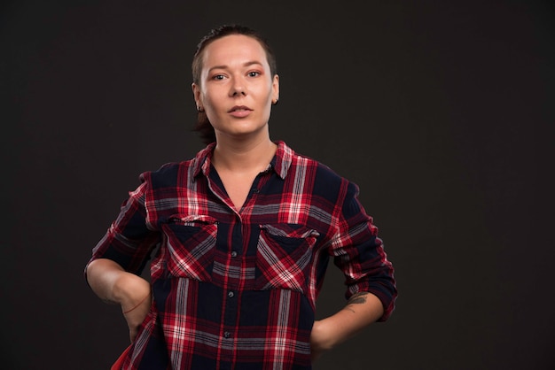 Modelo femenino en trajes de colección otoño invierno.