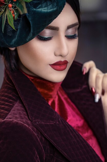 Modelo femenino en trajes de color rojo y burdeos