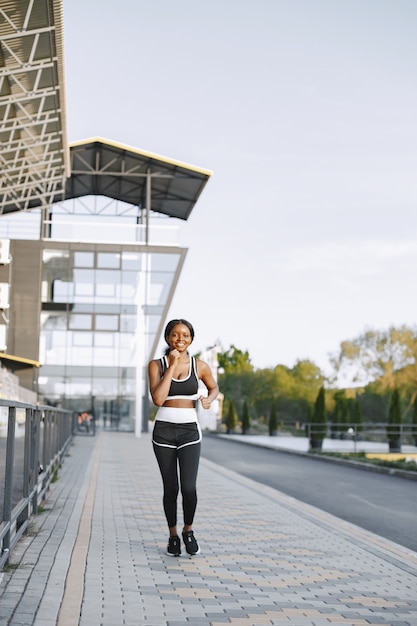 Modelo de fitness afroamericano trotar al aire libre