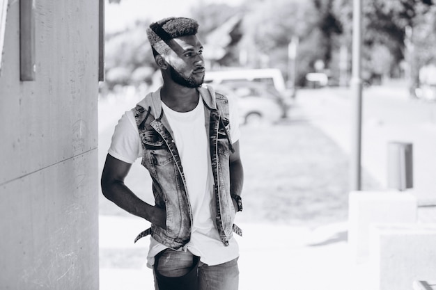 Modelo de hombre afroamericano en el parque