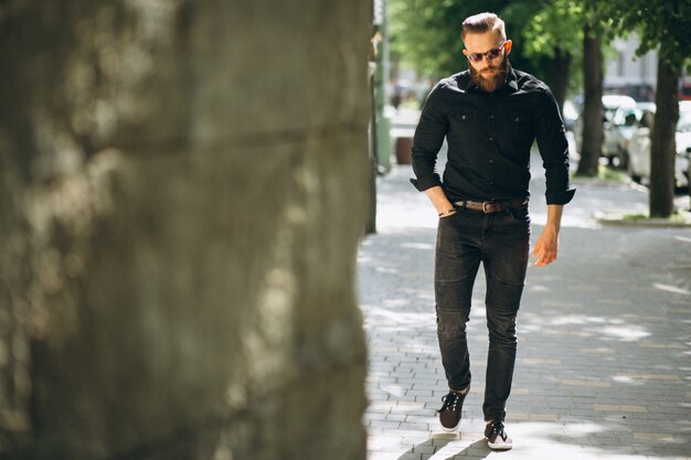 Modelo de hombre barbudo en la calle