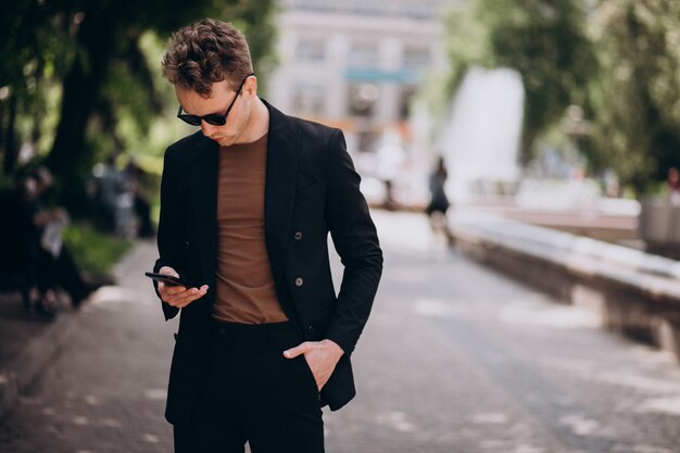 Modelo del hombre joven usando el teléfono