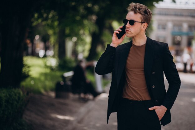 Modelo del hombre joven usando el teléfono