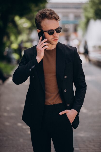 Modelo del hombre joven usando el teléfono