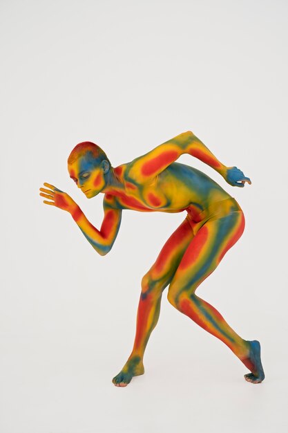 Modelo de hombre posando con pintura corporal colorida