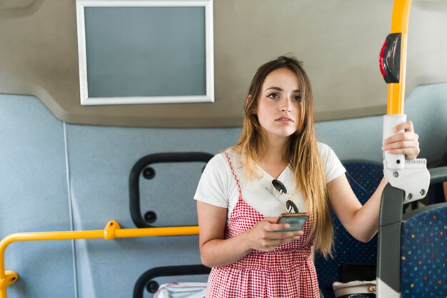 Modelo joven en el autobús