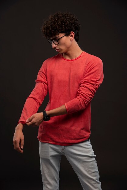 Modelo joven en camisa roja posando.