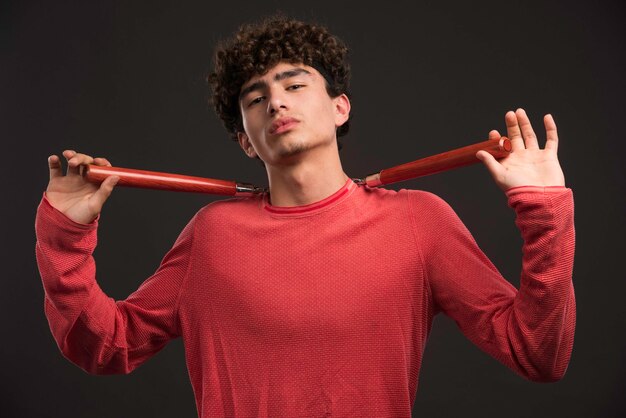 Modelo joven de pelo rizado con nunkachu.