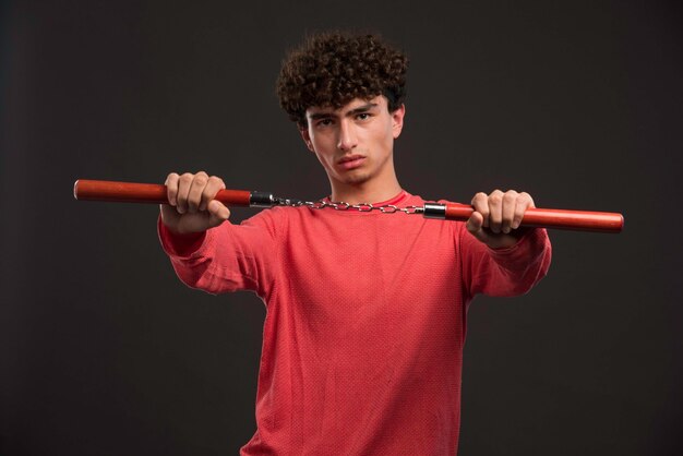 Modelo joven de pelo rizado con nunkachu.