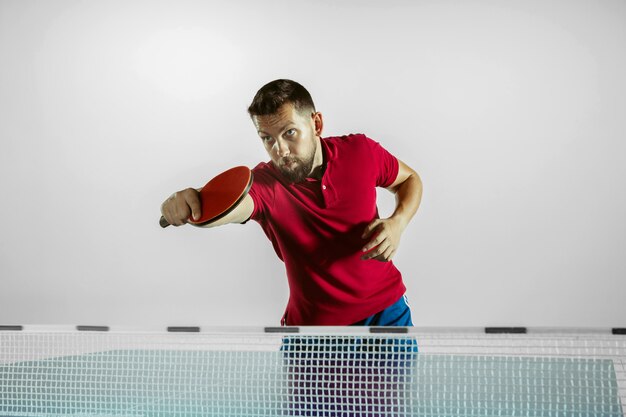 Modelo juega ping pong. Concepto de actividad de ocio, deporte, emociones humanas en el juego, estilo de vida saludable, movimiento, acción, movimiento.