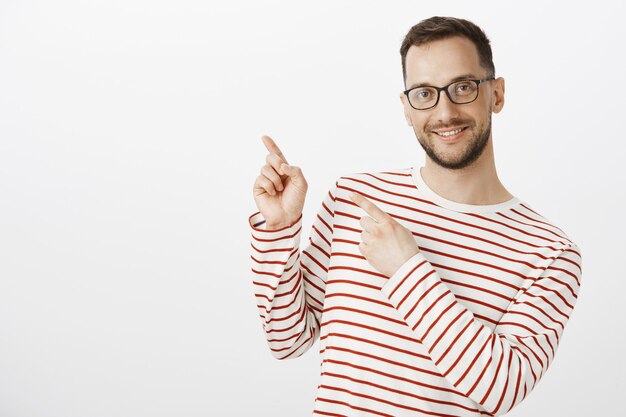 Modelo lindo tierno hombre adulto en gafas