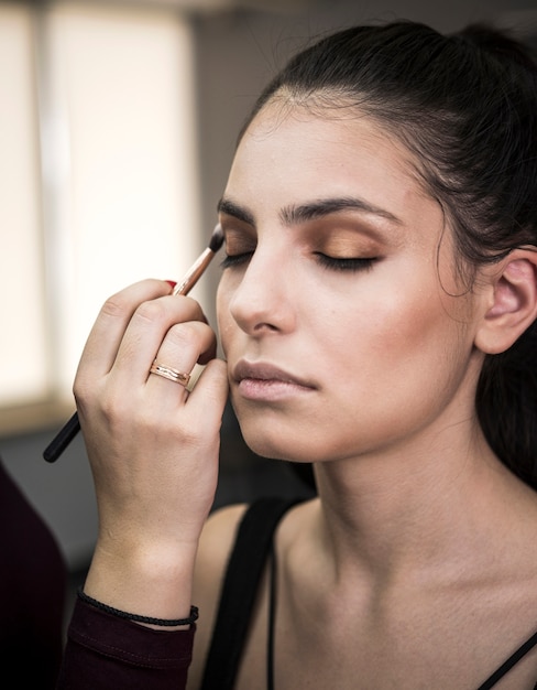 Modelo con maquillaje glamoroso