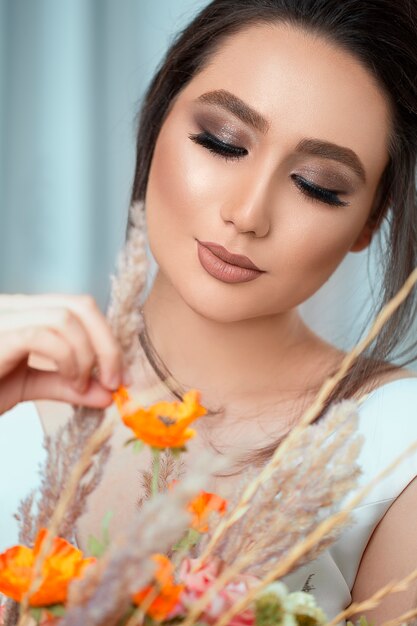 Modelo en maquillaje ligero con flores de primavera