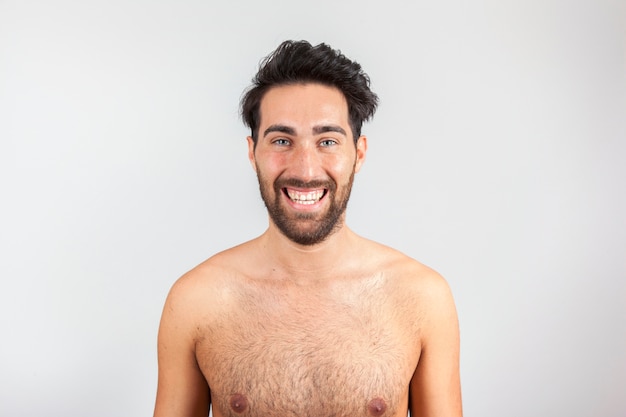 Modelo masculino con cara sonriente