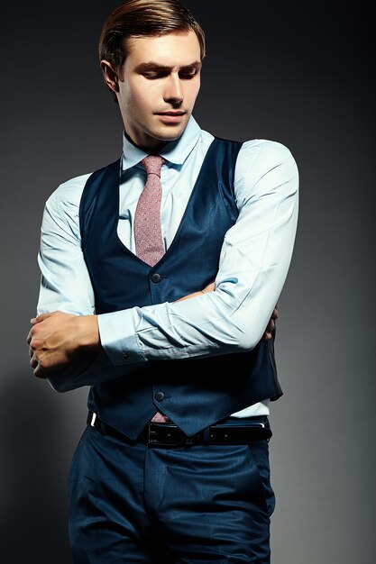 Modelo masculino elegante elegante joven del hombre de negocios en un traje