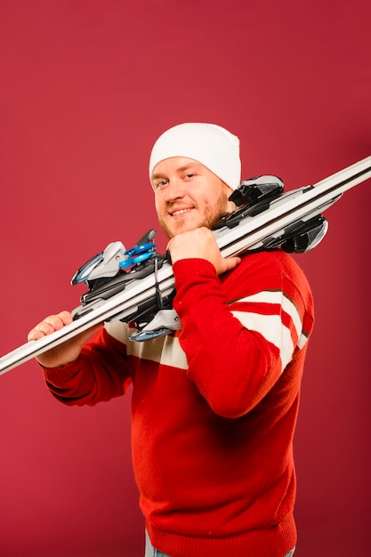 Foto gratuita modelo masculino de invierno con esquís