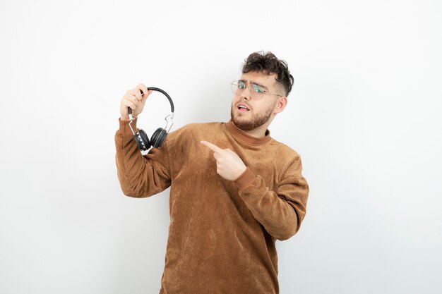 Foto gratuita modelo masculino joven con auriculares negros.