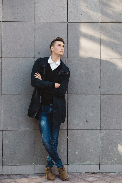 Modelo masculino de moda hipster posando al aire libre