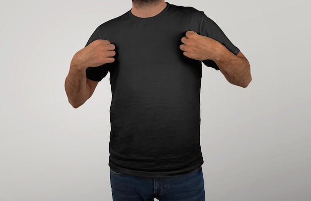 Foto gratuita modelo masculino de pie con camiseta negra