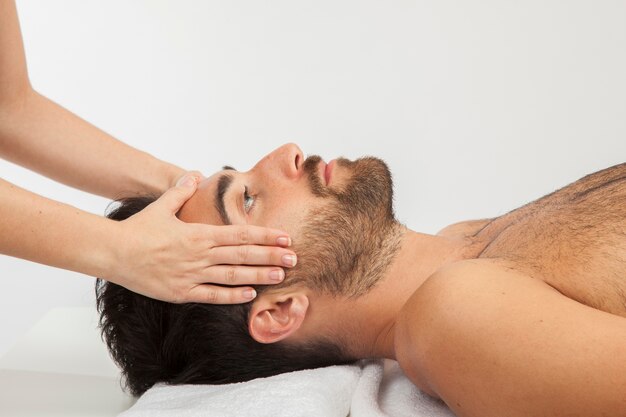 Modelo masculino recibiendo un masaje