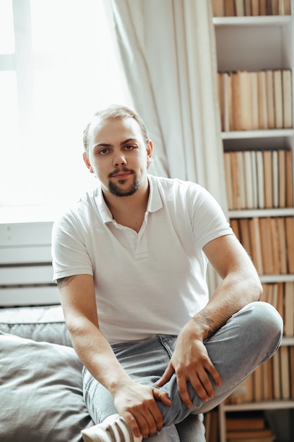 Foto gratuita modelo masculino en trajes casuales en tonos blancos