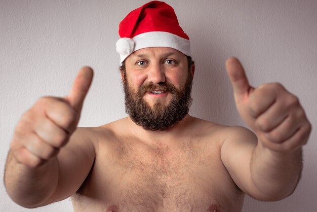 Modelo masculino vistiendo un traje de Santa Claus