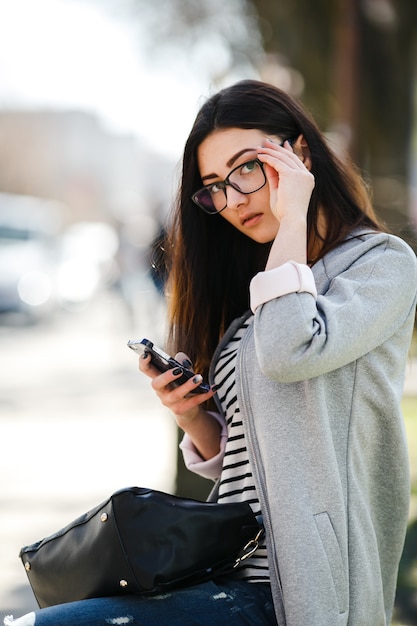 Modelo en el medio de la ciudad con telefono