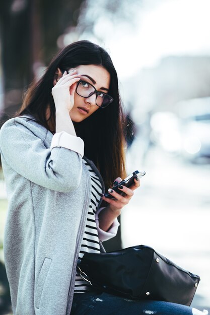 Modelo en el medio de la ciudad con telefono