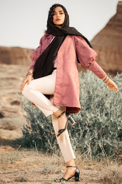 Modelo de moda en chaqueta rosa al aire libre